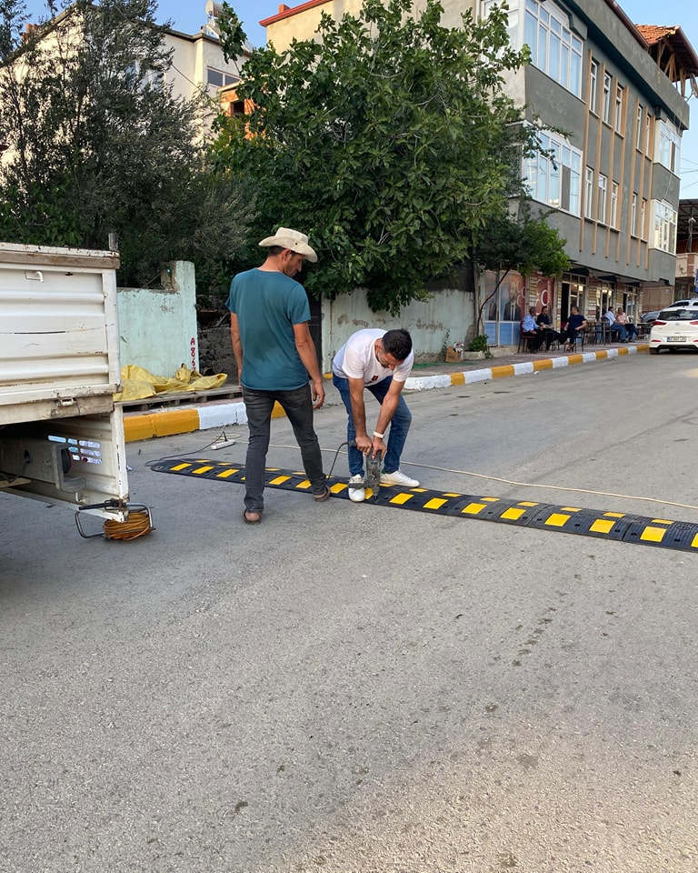 Beldemiz yollarına araç hız ve düzeni sağlamak için hız kesiciler yerleştirildi.